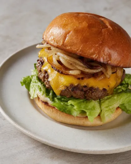 Burger maison au cheddar, photographie du plat